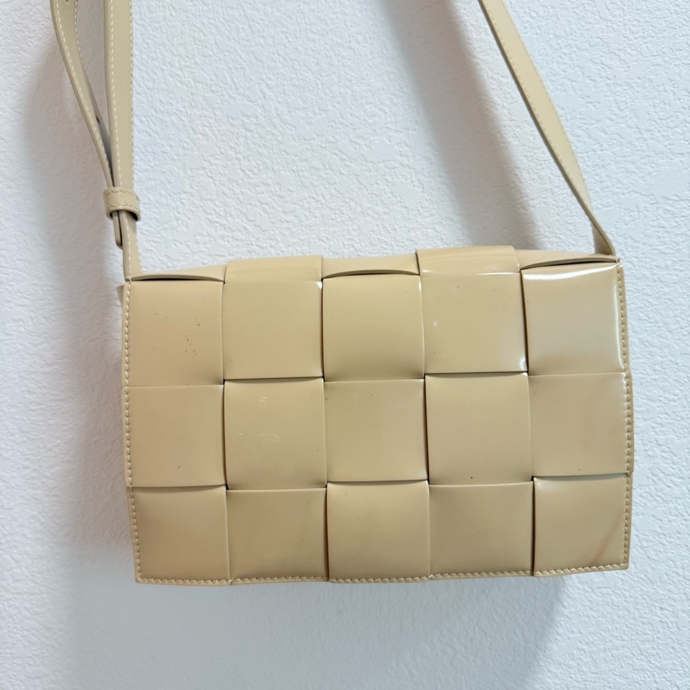 BOTTEGA VENETA
Cream Cassette Shoulder Bag